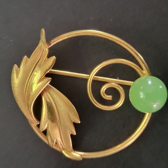 Vintage 1/20 Gold Brooch With Green Jade Stone Leaf Design - Picture 2 of 9